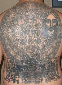 满背阿兹特克太阳石和耶稣肖像纹身图案