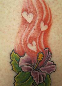 腿部彩色芙蓉花的气味纹身图片