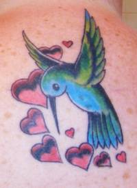 可爱的蜂鸟和心形纹身图案