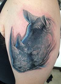 大臂好看的犀牛写实纹身图案