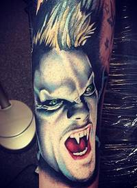 美丽的吸血鬼恐怖手臂纹身图案
