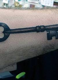 简单设计的黑色铁钥匙手臂纹身图案
