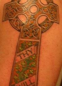 凯尔特结与十字架字母纹身图案