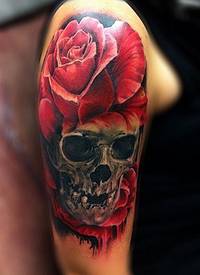 肩部生动的颜色骷髅与玫瑰纹身图案