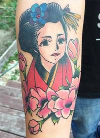 小臂彩色漫画风格漂亮的艺妓与花朵纹身图案