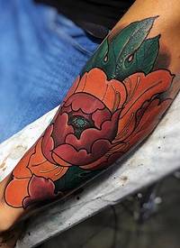 手臂天然的彩色牡丹花纹身图案