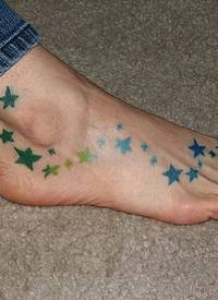 脚背丰富多彩的星星纹身图案
