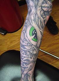 腿部邪恶怪物与绿色眼睛纹身图案