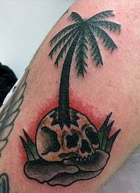 有趣的设计彩色小棕榈树与骷髅手臂纹身图案