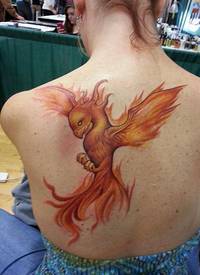 背部火红的凤凰纹身图案
