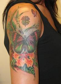 绿色的蝴蝶和花卉纹身图案