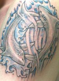 男性肩上的无色鲨鱼纹身图案