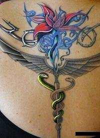 女孩子后背漂亮毒蛇鲜花翅膀纹身图案