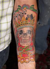 手臂国王骷髅皇冠和扑克牌纹身图案