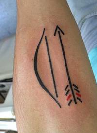 弓和箭极简主义纹身图案