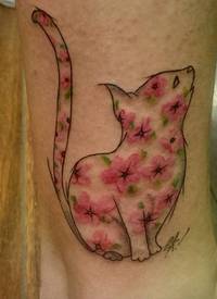 迷你黑色猫咪轮廓与粉红色花朵纹身图案