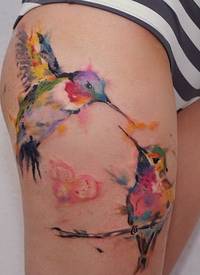 腿部水彩色两蜂鸟纹身图案