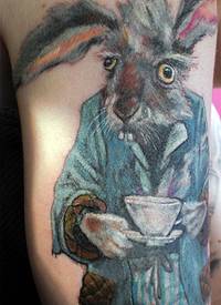 手臂彩色的兔子和咖啡杯纹身图案
