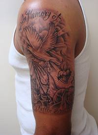 手臂祈祷之手和鸽子字母黑白纹身图案