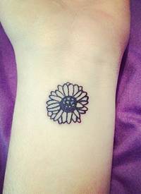 手腕简单的小雏菊纹身图案