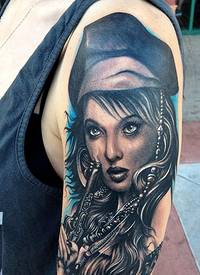 肩部棕色海盗女子肖像纹身图案