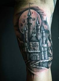 手臂幻想世界的月亮和城堡纹身图案