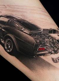 精彩的黑色轿车和钱纹身图案