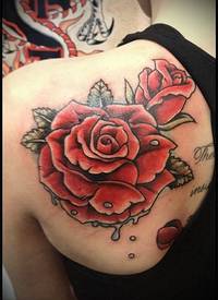 女性肩部彩色红玫瑰纹身图案