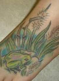 脚部彩色沼泽上的绿色青蛙纹身图案
