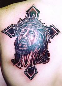 流泪的耶稣肖像和十字架纹身图案