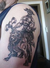 手臂维京战士斧狼纹身图案