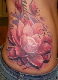 腰侧逼真的大粉红莲花纹身图案