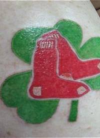 绿色的三叶草和红袜子纹身图案