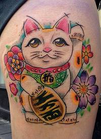 大腿插画风格彩色招财猫花朵纹身图案