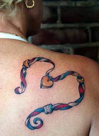 女性肩部彩色心形项链纹身图片