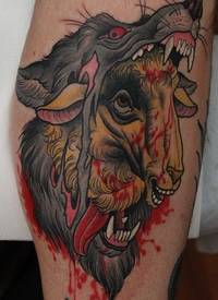 腿部彩色大规模狼吃羊纹身图案