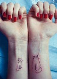 手腕上可爱的猫纹身图案