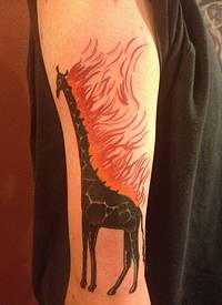 手臂长颈鹿红色火焰纹身图案