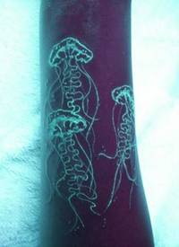 手臂白色发光水母的纹身图案