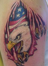 鹰和美国国旗下皮肤撕裂纹身图案