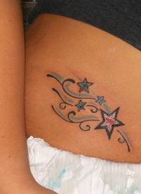 女性腰侧彩色五角星纹身图片