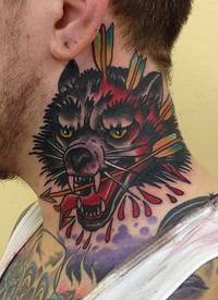 男子颈部old school彩色邪恶的狗头与箭头纹身图案