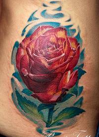 腰侧彩色逼真的玫瑰纹身图案