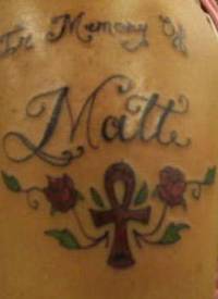 肩部彩色十字架和玫瑰纹身图案
