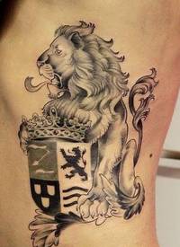 侧肋写实的狮子和皇冠图腾纹身图案