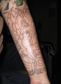手臂无色的线条美人鱼纹身图案