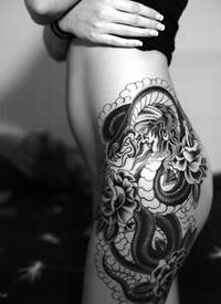 女性腿部超级有个性的蛇花蕊纹身图案