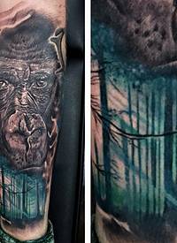 小臂描绘神秘的阳光森林老者纹身图案