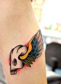 女孩子手臂骷髅与翅膀纹身图案