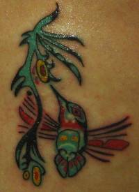 肩部彩色部落蜂鸟纹身图案